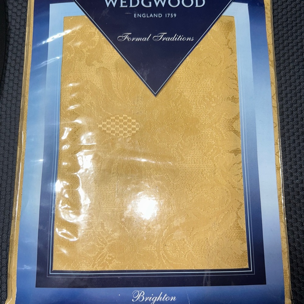 Wedgewood  Brighton 68”x104” Gold Damask Tablecloth, runner, and (6)placemats